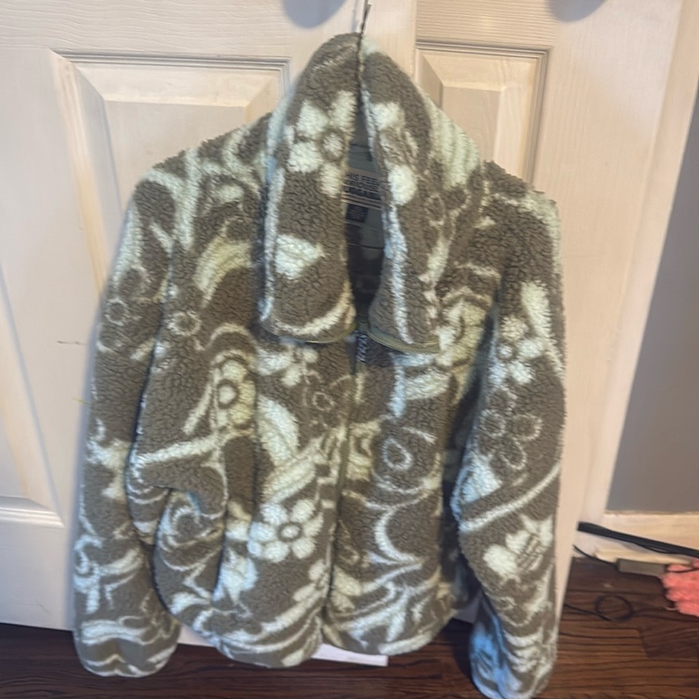 Zip up sweatshirt. Extremely warm